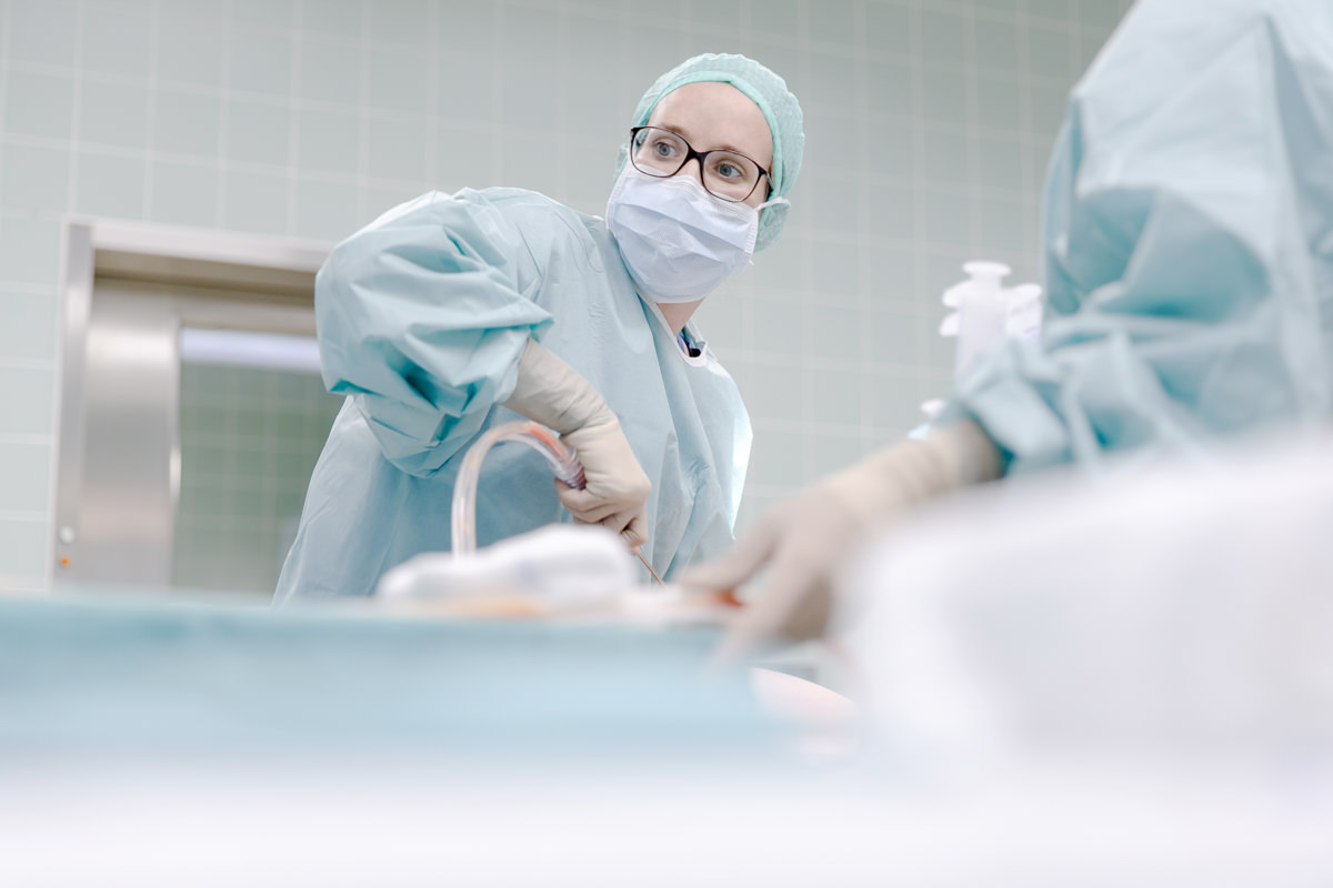 Foto der Ärztin bei einer OP in der plastischen Chirurgie