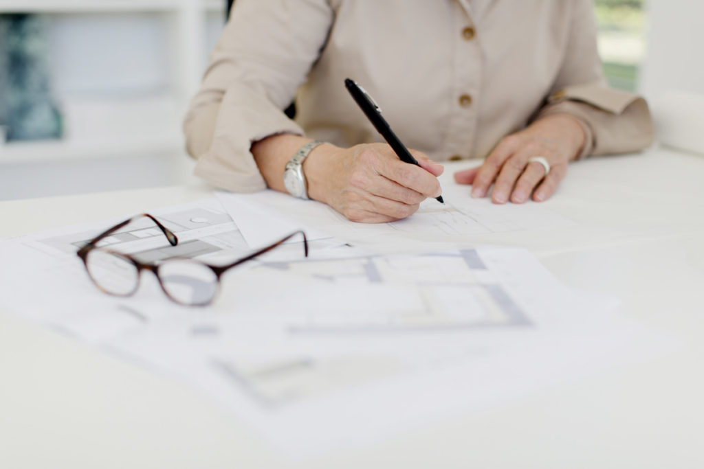 Businessfoto von Innenarchitektin Judith Heisterkamp bei der Arbeit