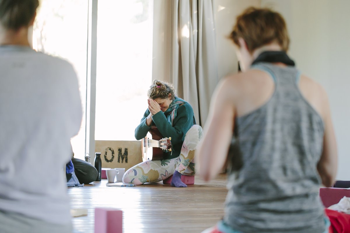 Foto von einem Workshop eines Yoga Retreat in Portugal