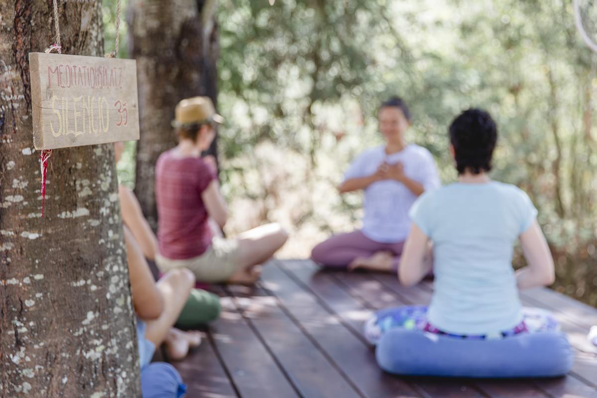 Foto einer Yoga Klasse bei einem Yoga Retreat in Portugal