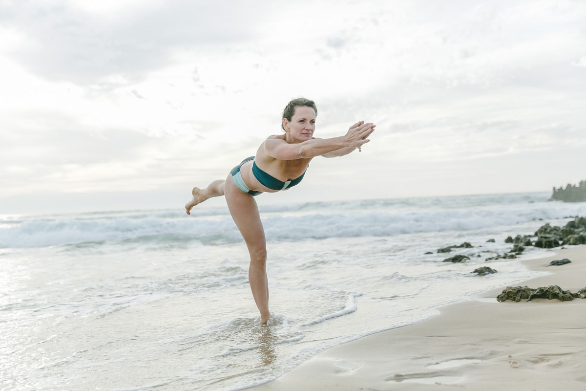 Yogafoto einer Übung am Strand bei einem Yoga Retreat in Portugal