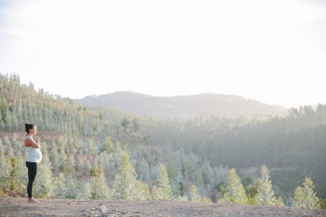 Foto einer Schwangeren bei einer Yoga Übung in der Natur Portugals