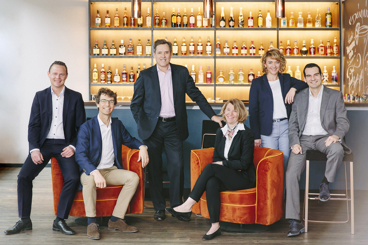 modernes Business Team Portrait vor einer Bar
