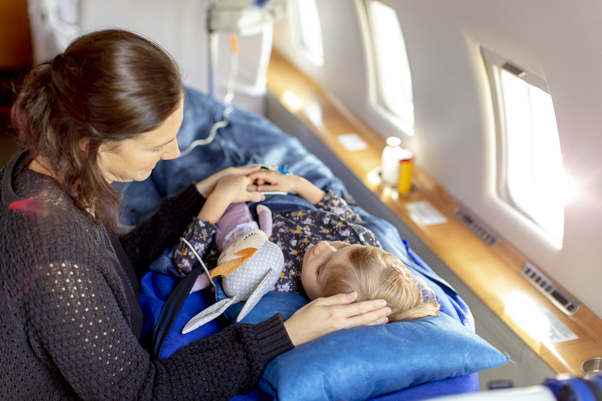 Innenaufnahme eines Ambulanzflugzeugs von Air Alliance, das einen kleinen Patienten transportiert