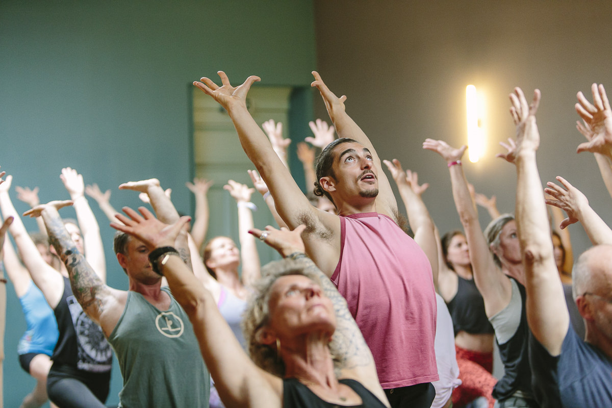 Teilnehmer der Yoga Conference Köln bei einem Yoga Workshop