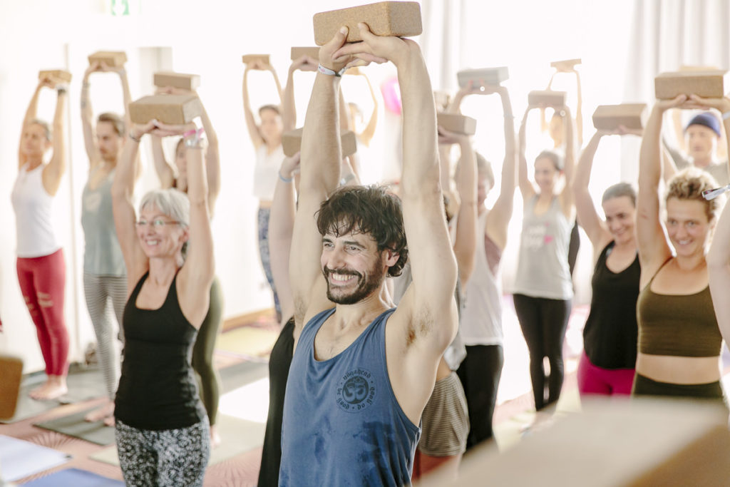 Teilnehmer einer Yoga Klasse bei der Yoga Conference Köln