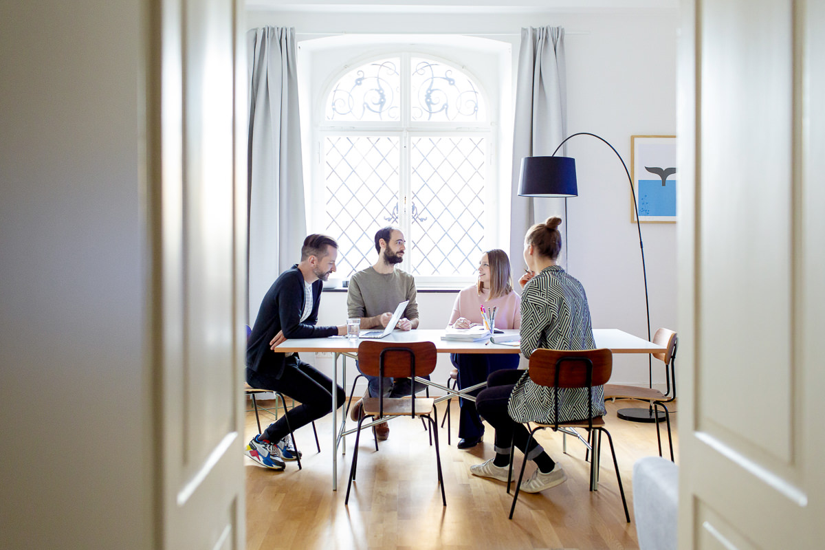 Imagefoto einer Teambesprechung in der Design Agentur Ditho