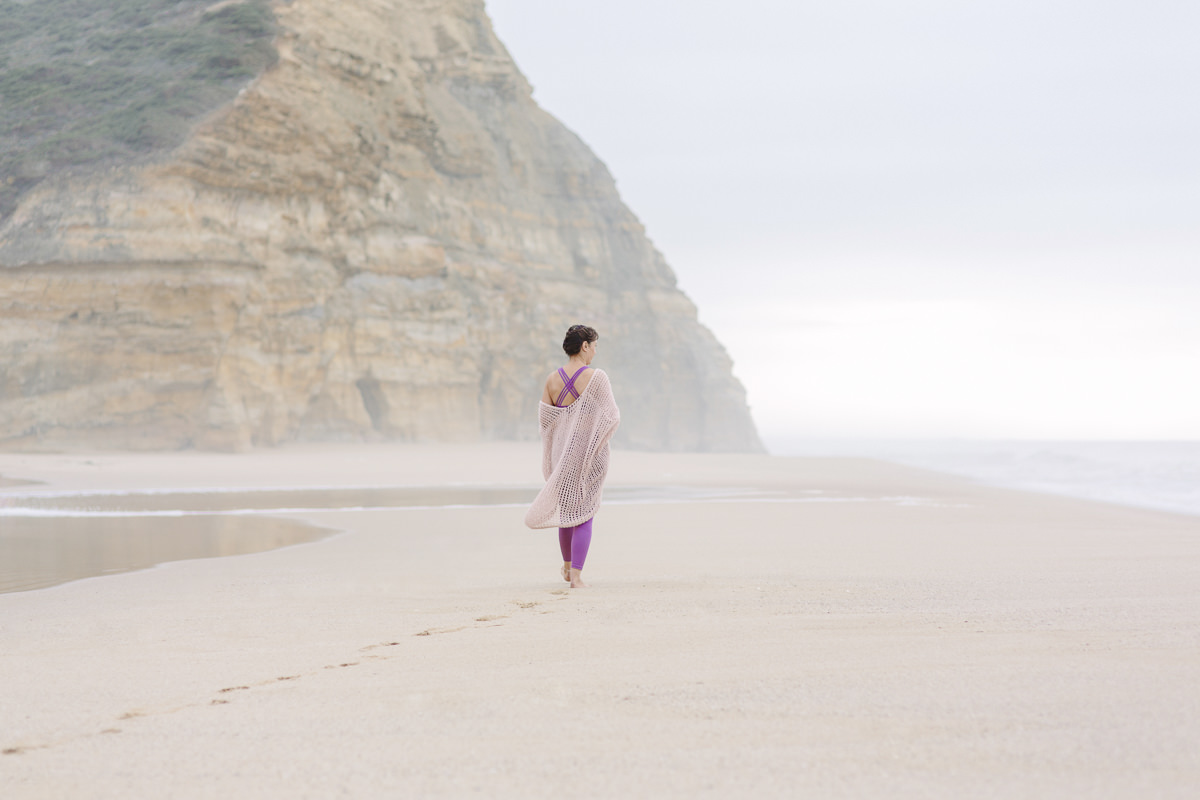 Portraitfoto von Yoga Lehrerin Christine Mack am Strand von Portugal