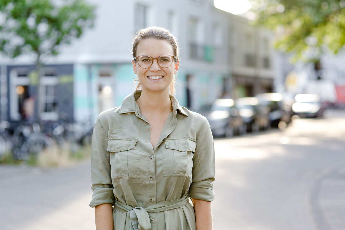 Portraitfoto einer jungen Frau in der Kölner Innenstadt