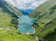 ein See in einem Tal zwischen Bergen