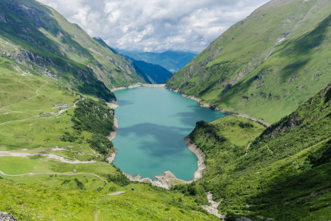 reisefotografie-alpen-01 ein See in einem Tal zwischen Bergen