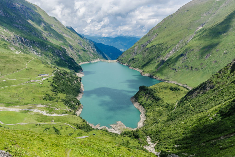 reisefotografie-alpen-01 ein See in einem Tal zwischen Bergen
