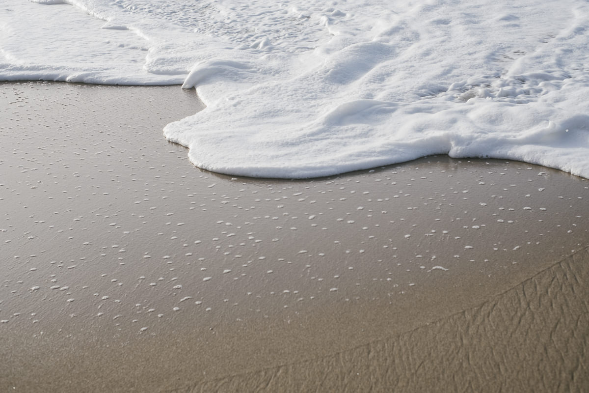 eine Welle schlägt am Strand Portugals an