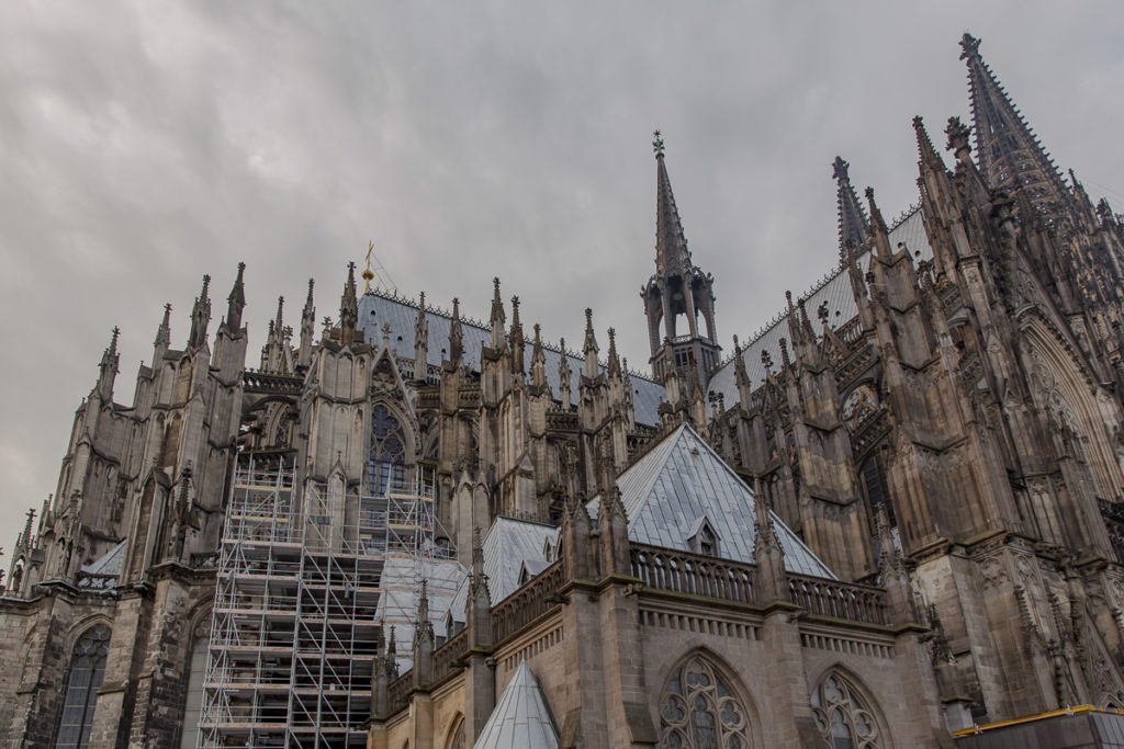 Außenaufnahme des Kölner Dom von unten