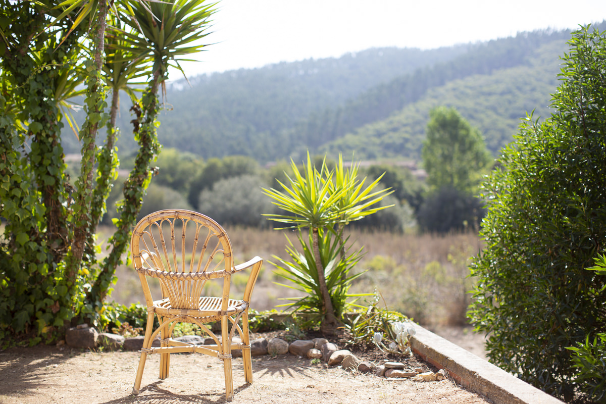 Terrasse eines Yoga Retreats in Portugal mit Blick auf die Landschaft