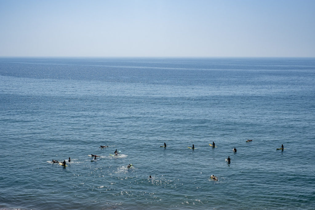 Teilnehmer eines Yoga Kurses im Meer von Portugal