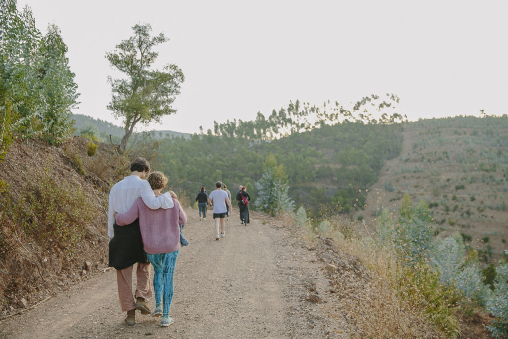 Teilnehmer eines Yoga Retreats in Portugal bei einem Spaziergang in der Natur