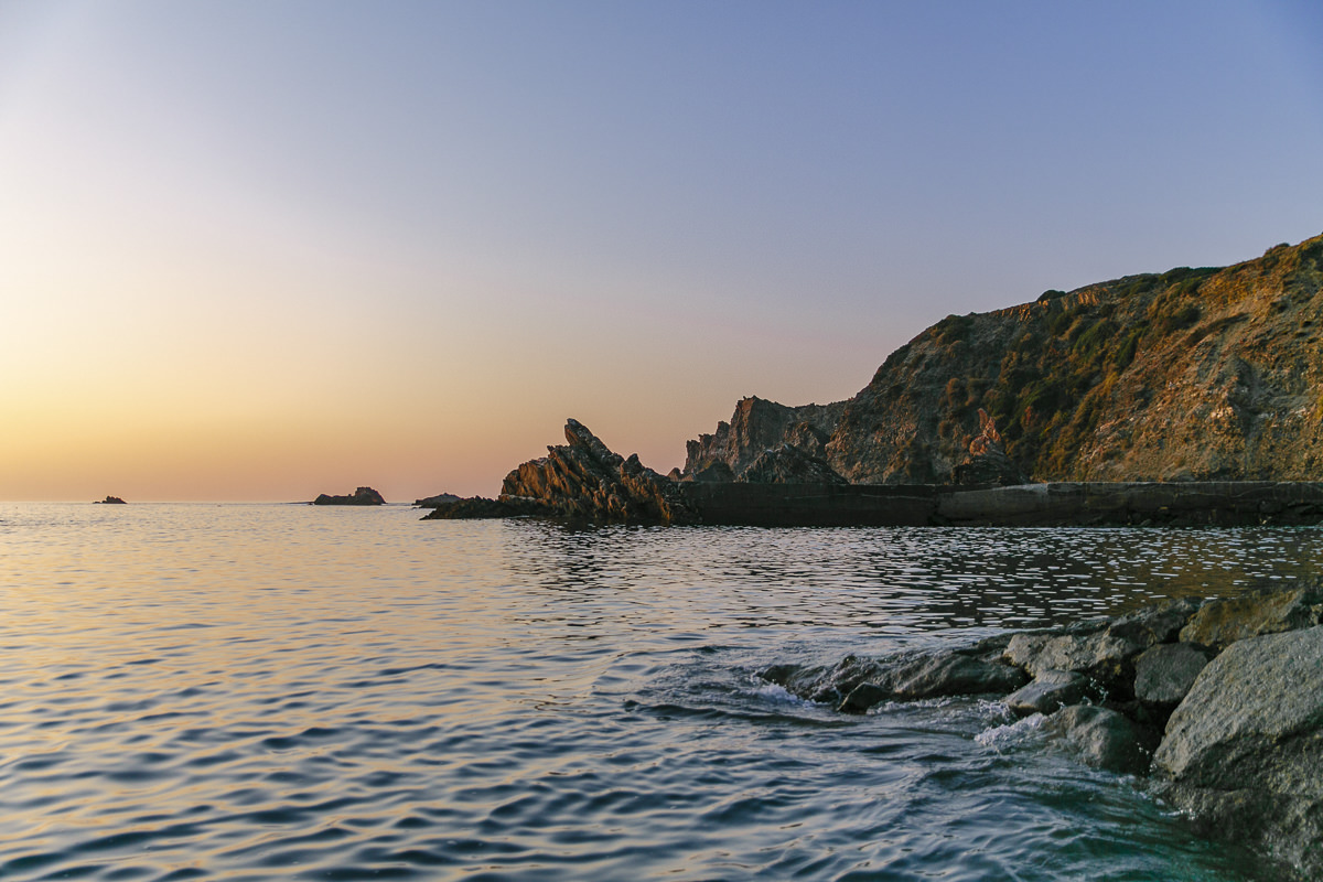 das Meer an der Küste von Portugal bei Sonnenaufgang