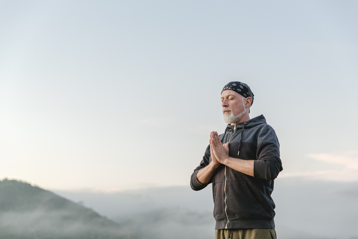 Yogalehrer Frank Schuler beim Meditieren während des Sonnenaufgangs in Portugal