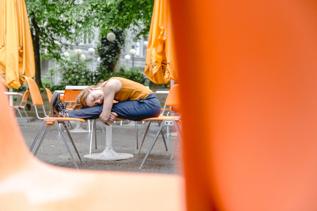 Outdoor Yoga Asana in einem Straßencafe in Köln