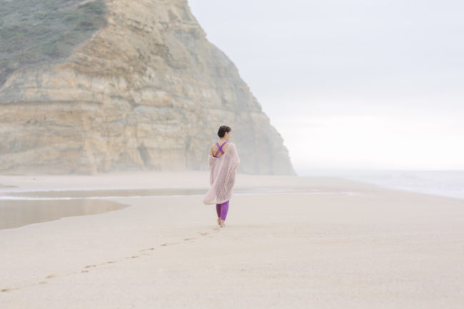 Portraitfoto von Yogalehrerin und Aromatherapeutin Christine Mack am Strand von Portugal | Foto von Hanna Witte