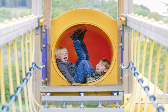 Kinder spielen auf dem Spielplatz des Familienhotels Ottonenhof im Sauerland | Foto: Hanna Witte