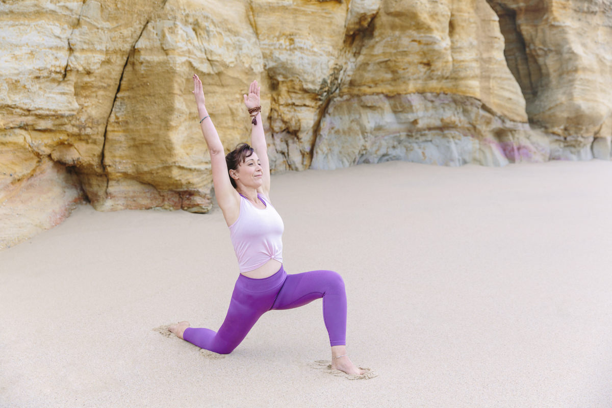 Yoga Portrait von Yogalehrerin Christine Mack bei einem Yoga Asana am Strand von Portugal | Foto: Hanna Witte