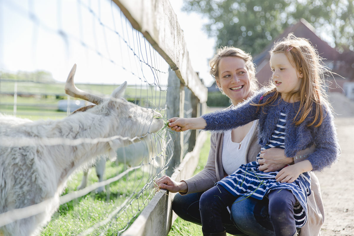 Foto von einer Mutter mit ihrer Tochter beim Ziegen füttern auf dem Ferienhof Bauer Martin | Foto: Hanna Witte