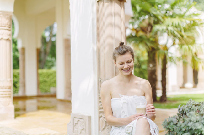 Wellnessfoto einer Frau im Sonnengarten des Mediterana in Bergisch-Gladbach | Foto: Hanna Witte