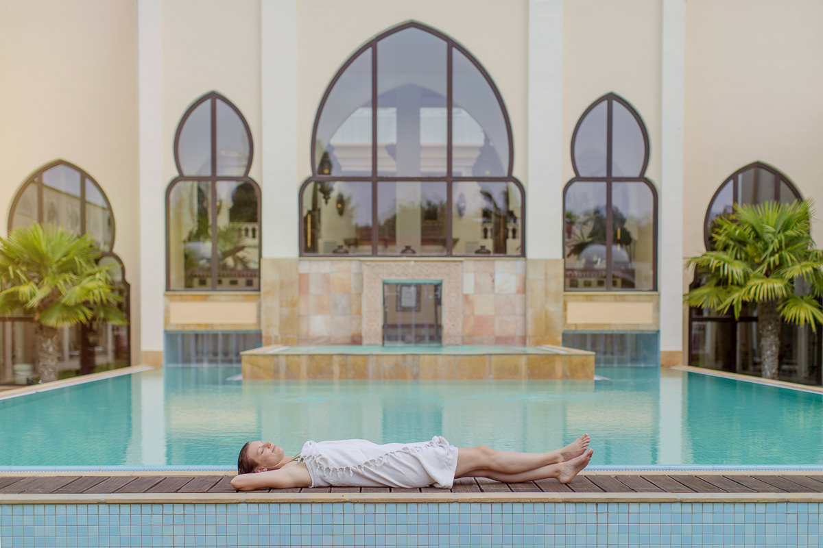 Foto von einer Frau vor einem Außen-Pool des Wellness Spa Mediterana in Bergisch-Gladbach | Foto: Hanna Witte