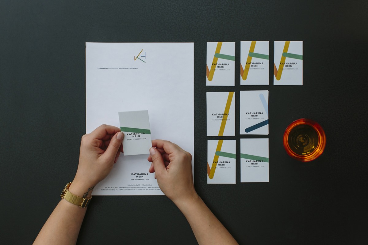 Briefpapier und Visitenkarten im neuen von vrej gestalteten Corporate Design | Foto: Hanna Witte