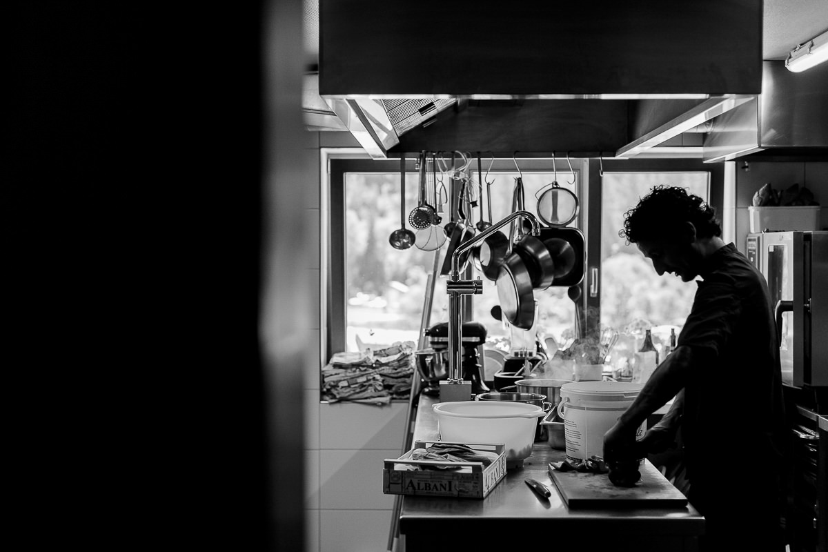 Koch David bei der Arbeit in der Küche des Naturhofs Stillachtal | Foto: Hanna Witte