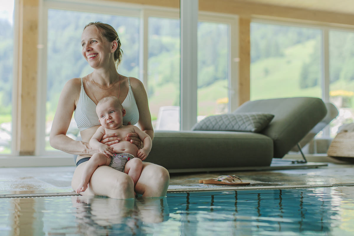 eine Frau beim Wellness Urlaub mit ihrem Baby im 3-Sterne Hotel Naturhof Stillachtal | Foto: Hanna Witte