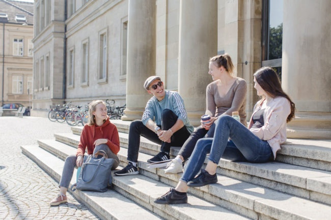 Studenten der Uni Tübingen sitzen zusammen auf einer Treppe | Foto: Hanna Witte
