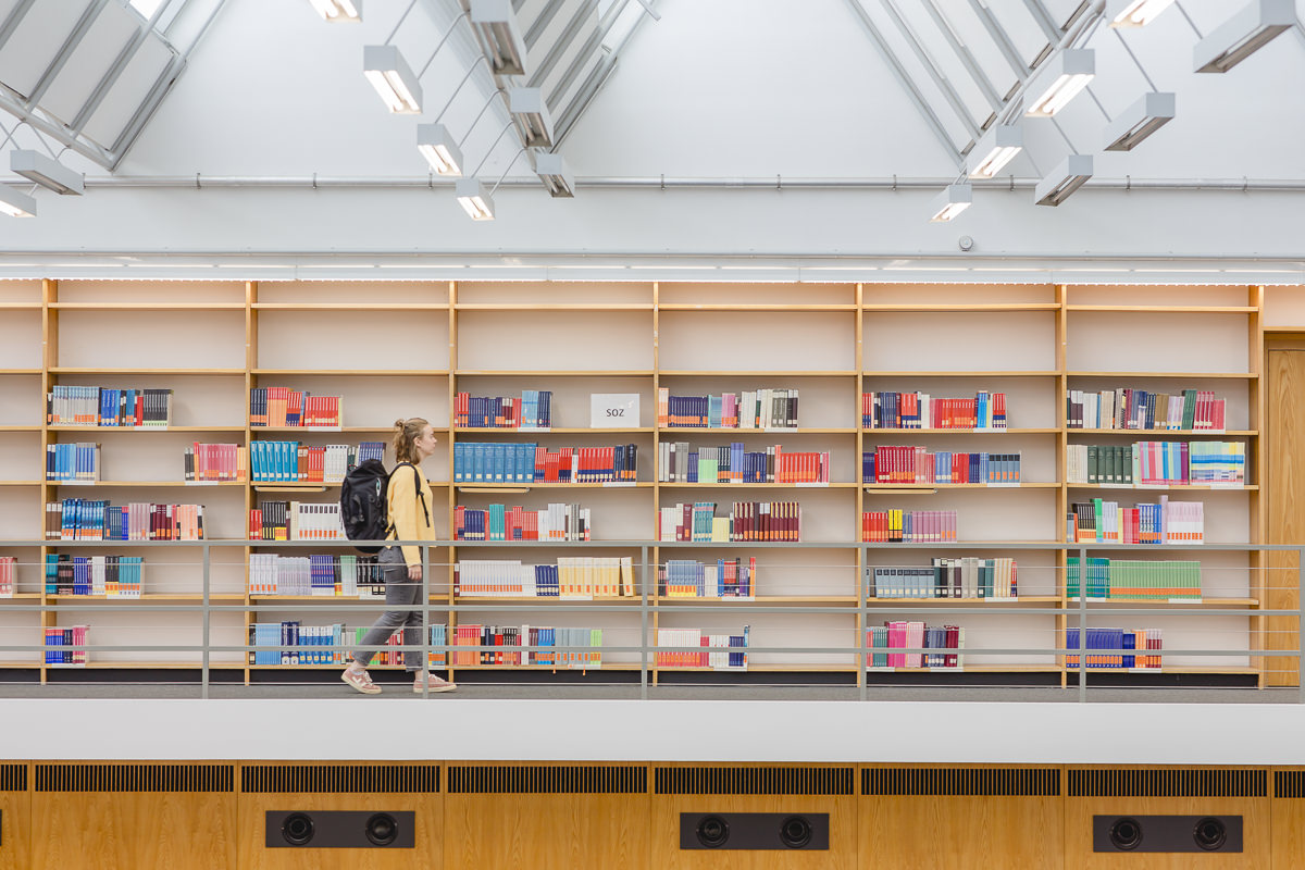 eine Studentin läuft durch die Bibliothek des Instituts für Soziologie an der Uni Tübingen | Foto: Hanna Witte