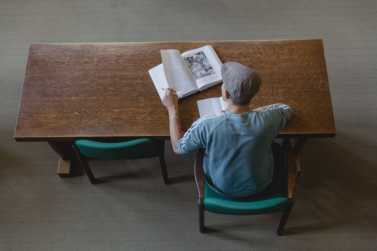 ein Soziologie Student der Uni Tübingen arbeitet sich durch ein Lehrbuch | Foto: Hanna Witte