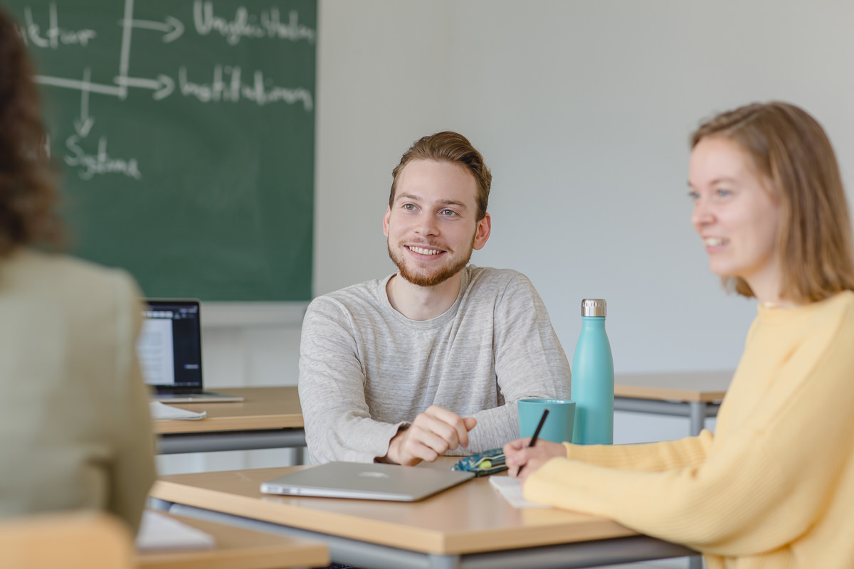 Studenten in einem Lehrraum der Soziologischen Fakultät der Uni Tübingen | Foto: Hanna Witte