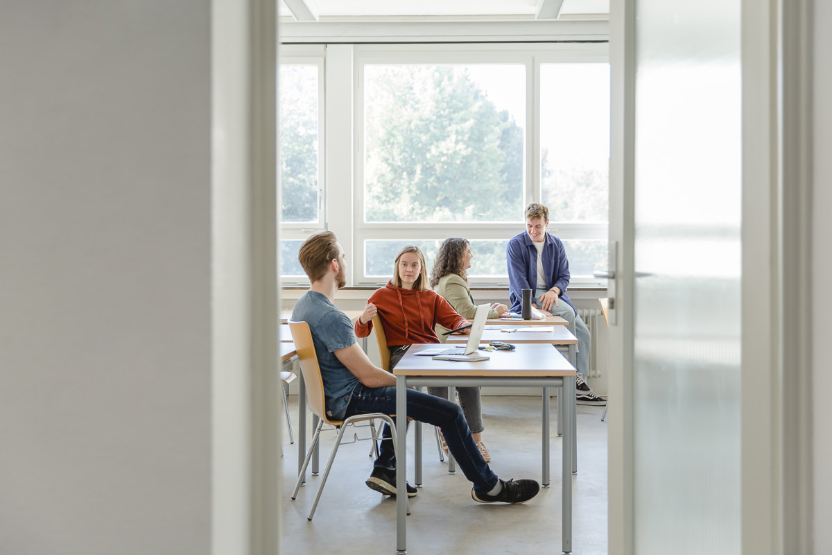 Studenenten sitzen in einem Lernraum der Uni Tübingen an ihren Computern | Foto: Hanna Witte