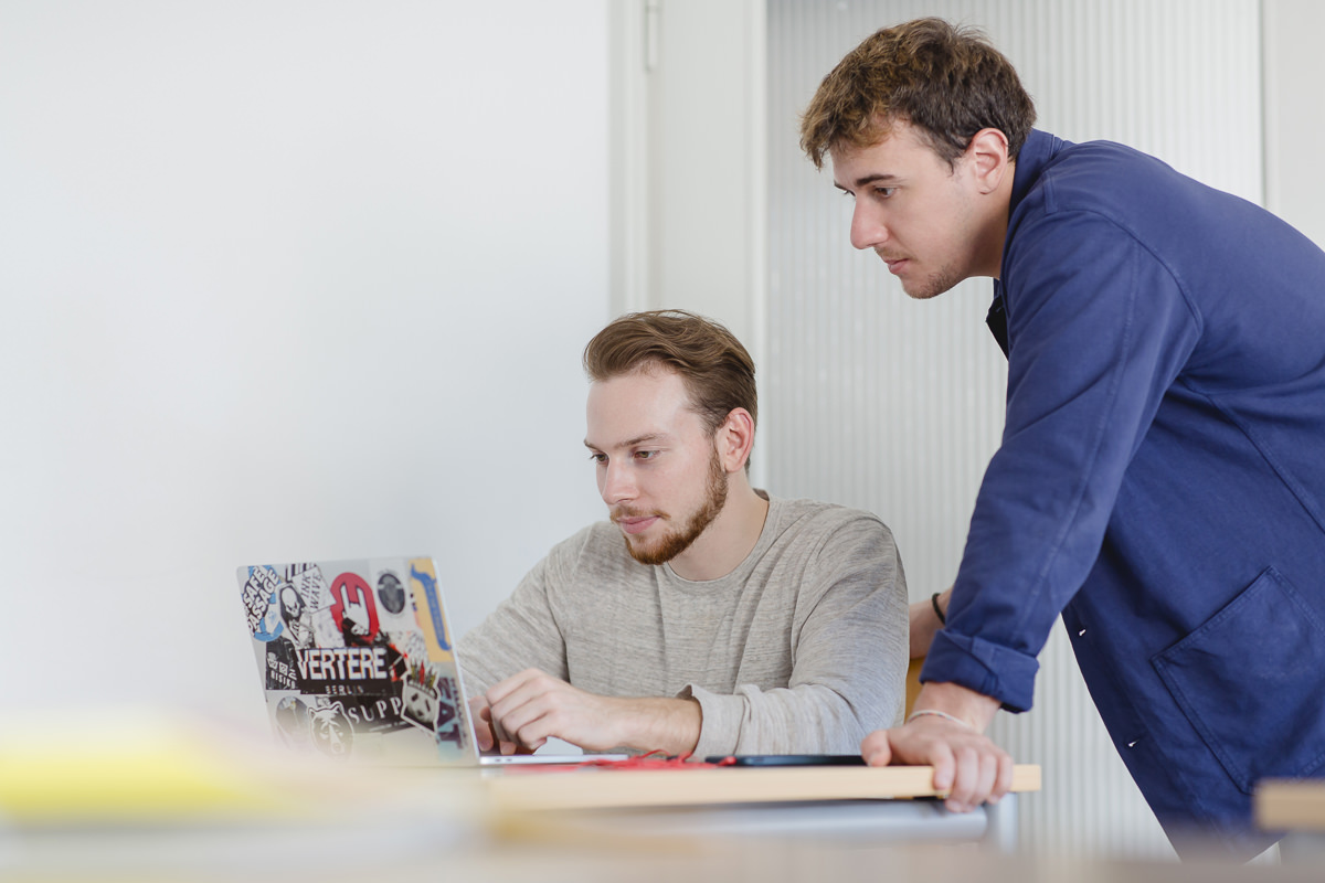 zwei Studenten der Uni Tübingen arbeiten an einem Laptop | Foto: Hanna Witte