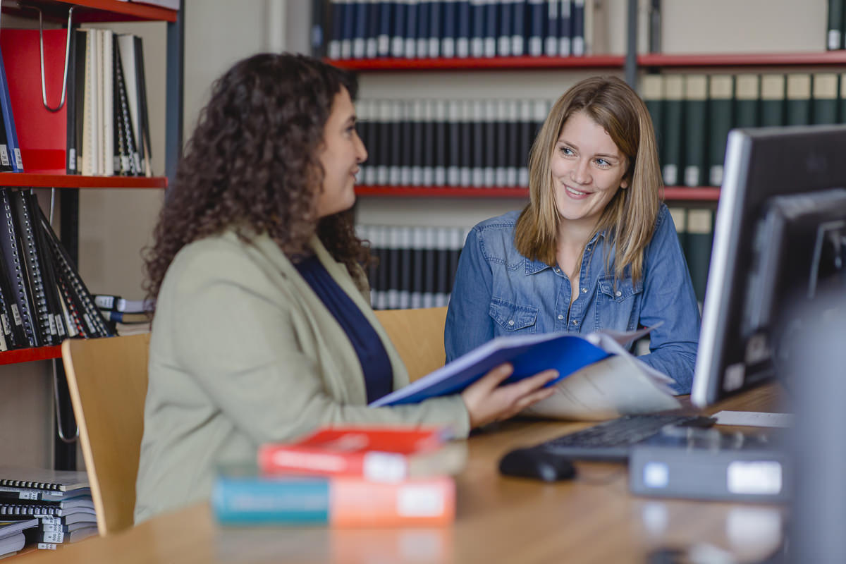 zwei Soziologie Studentinnen der Uni Tübingen lernen in der Bibliothek zusammen | Foto: Hanna Witte