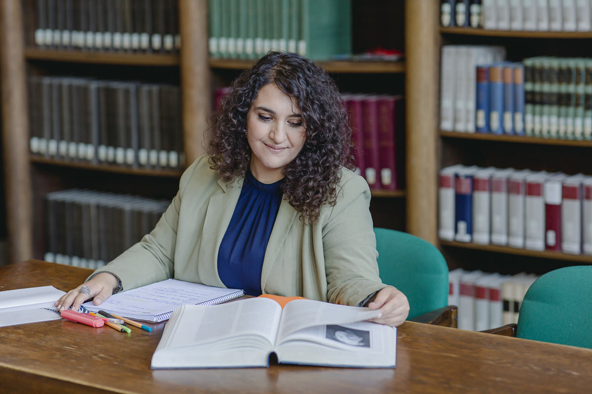 eine Soziologie Studentin der Uni Tübingen liest in einem Lehrbuch der Bibliothek | Foto: Hanna Witte