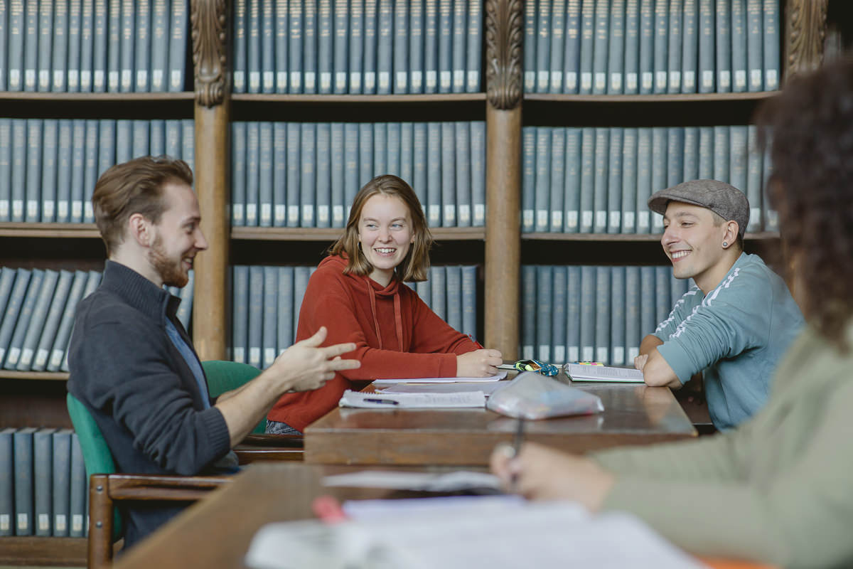 Soziologie Studenten der Uni Tübingen diskutieren über ein Lernthema | Foto: Hanna Witte