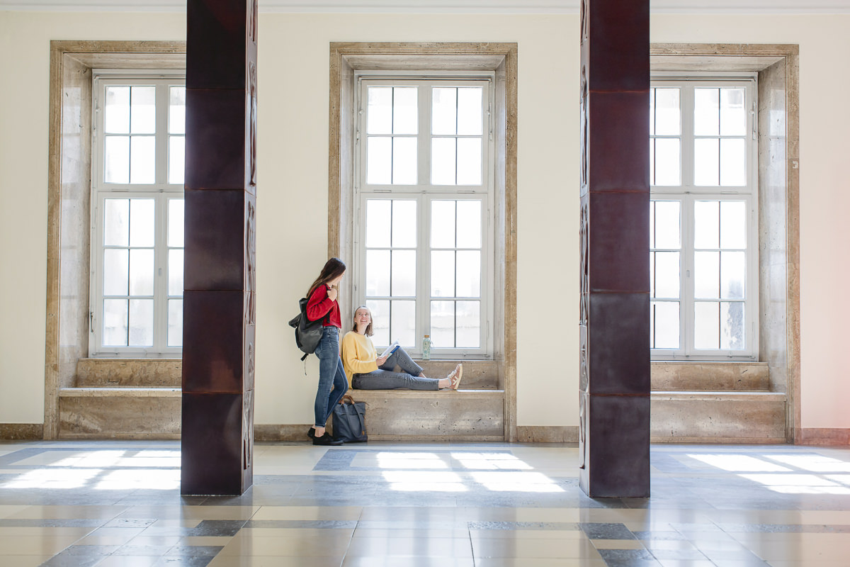 Soziologie Studenten der Uni Tübingen treffen sich in der Halle der Fakultät | Foto: Hanna Witte