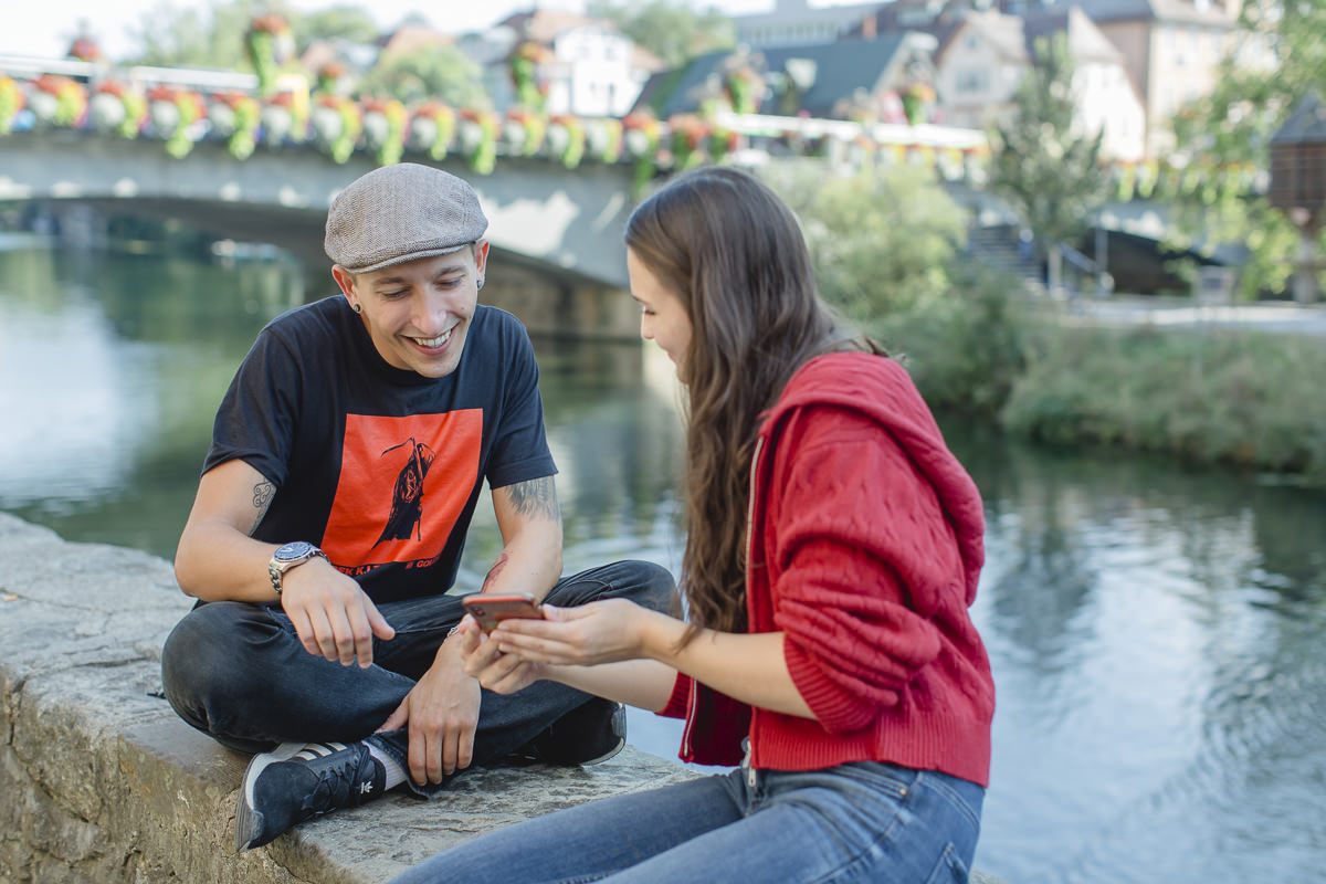 Soziologie Studenten der Uni Tübingen sitzen zusammen am Neckar | Foto: Hanna Witte