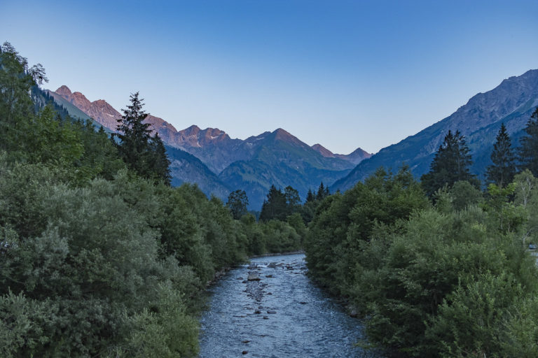 natur-fotografie-allgaeu-12 ein alpiner Bach zwischen grünen Bäumen im Allgäu | Foto: Hanna Witte