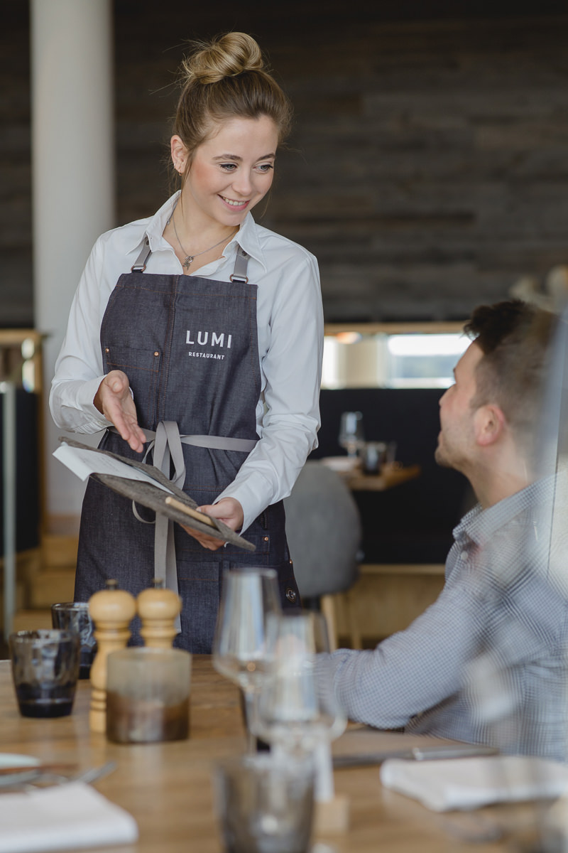 eine Mitarbeiterin des Lumi Restaurants im Wellnesshotel Seezeit Lodge beim Service | Foto: Hanna Witte