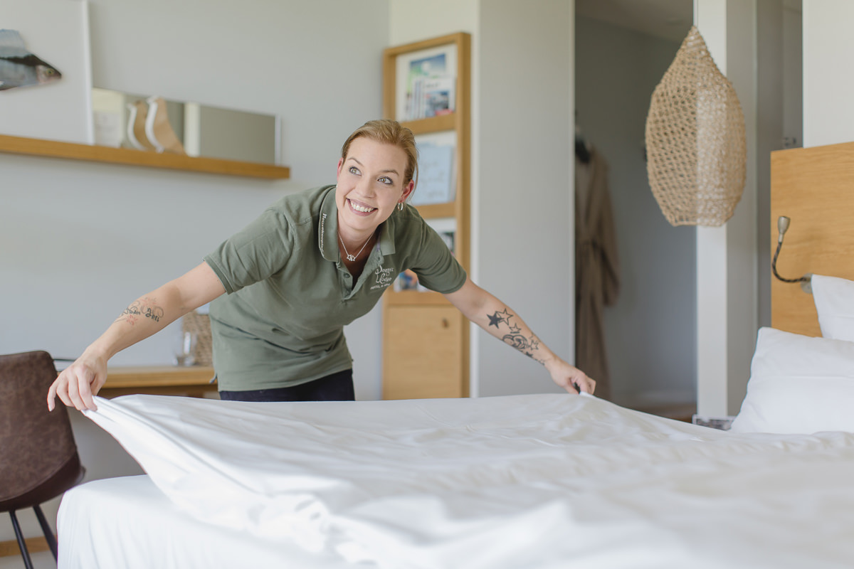 eine Service-Mitarbeiterin richtet in einem Wellnesshotel im Saarland ein Zimmer her | Foto: Hanna Witte
