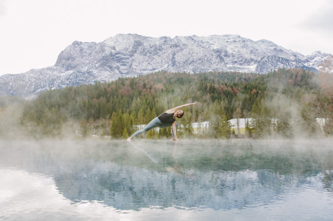 Fotograf-koeln-1 Yogafoto von Nicole Bongartz mit den Bayerischen Alpen im Hintergrund | Foto Hanna Witte