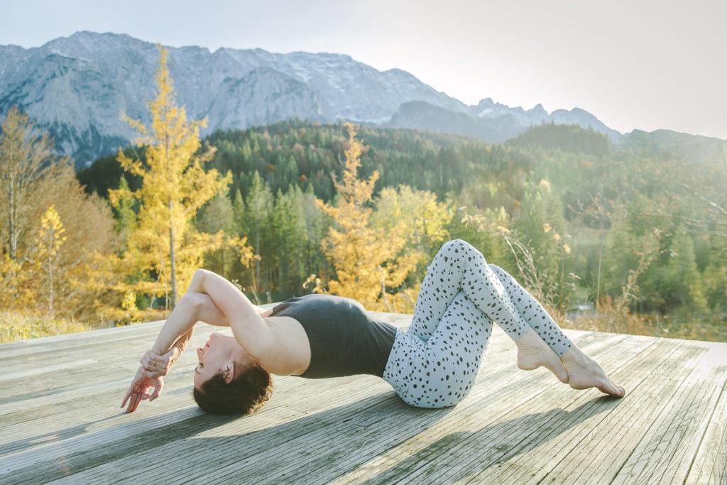 Yogalehrerin Nicole Bongartz zeigt ein Asana mit den Bayerischen Alpen im Hintergrund | Foto Hanna Witte