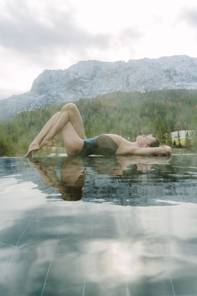 Yogalehrerin Nicole Bongartz zeigt eine Yoga Figur am Infinity Pool des Yoga Retreats Schloss Elmau in den Bayerischen Alpen | Foto Hanna Witte